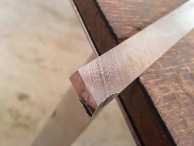 Bıçağın bir fotoğrafı bir kişi tarafından kesiliyor..