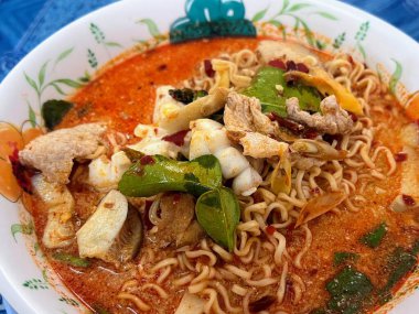 Bir kase etli ve sebzeli eriştenin fotoğrafı..