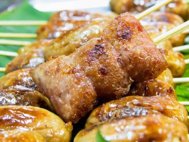 Yeşil yapraklı bir tabak et şişinin fotoğrafı..