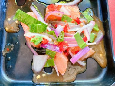 Kaşık ve kaşıkla bir tabak yemeğin fotoğrafı..