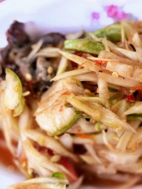 Erişte ve sebzeli bir tabak yemeğin fotoğrafı..