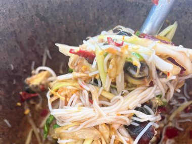 Çatallı bir kaşık dolusu eriştenin fotoğrafı..