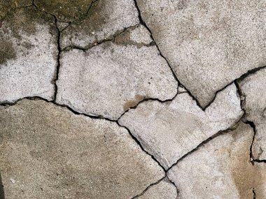 Çimento zemininde oturan yangın musluğunun fotoğrafı..