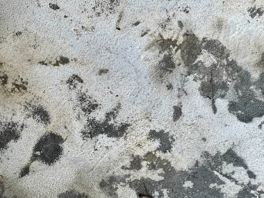 Bir çift ayakkabıyla kaldırımda duran bir kişinin fotoğrafı..