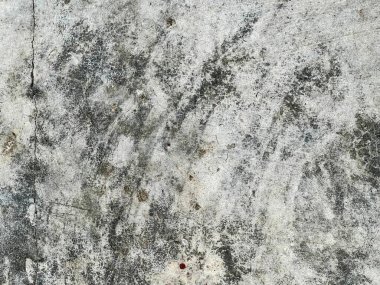 Bir beton duvarın tepesinde duran kırmızı yangın musluğunun fotoğrafı..