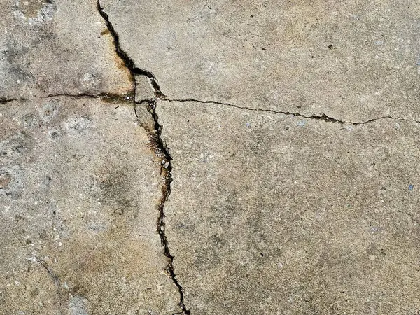 Betondaki çatlağın fotoğrafı zemindeki çatlağı gösteriyor..
