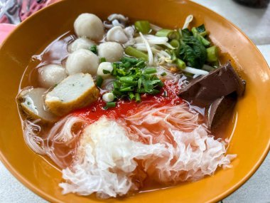 Erişte, et ve sebzeli bir kase çorbanın fotoğrafı..