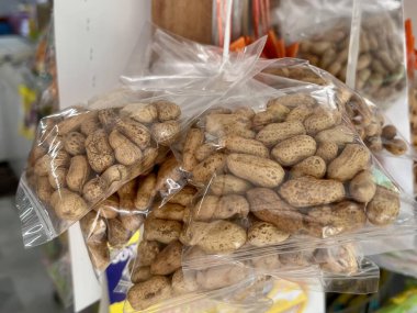 Rafta duran bir torba içindeki bir avuç fındık fotoğrafı..