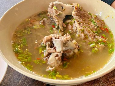 Et ve sebzeli bir kase çorbanın fotoğrafı..