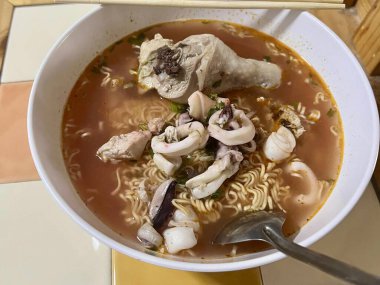 Erişte ve etli bir kase çorbanın fotoğrafı..