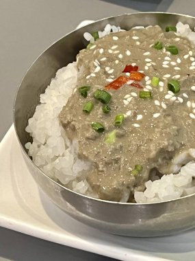 Bir kase pirinç ve soslu etin fotoğrafı..