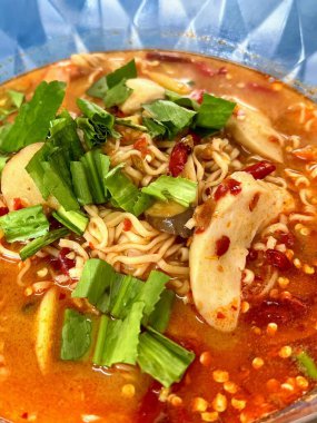 Erişte ve sebzeli bir kase çorbanın fotoğrafı..