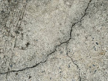 Kaldırımda üzerinde çatlaklar olan bir yangın musluğunun fotoğrafı..