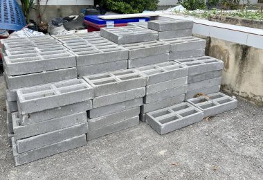 Yerde oturan bir yığın tuğla parçasının fotoğrafı..