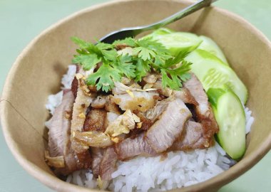 Et ve sebzeli bir kase pirincin fotoğrafı..