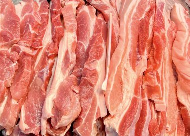 Masadaki bir et demetinin fotoğrafı..