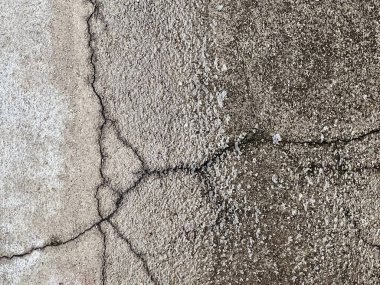 Yolun kenarında duran yangın musluğunun fotoğrafı..