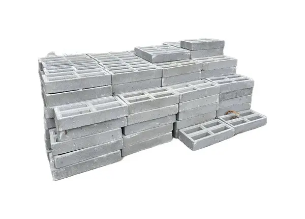 Beyaz arkaplandaki beton blokların fotoğrafçılığı.