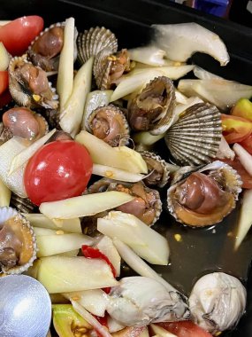 Bir tepsi yemeğin kaşık ve kaşıkla fotoğrafı..