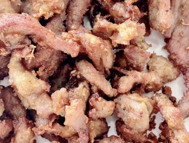 Tabakta çatallı bir et yığınının fotoğrafı..