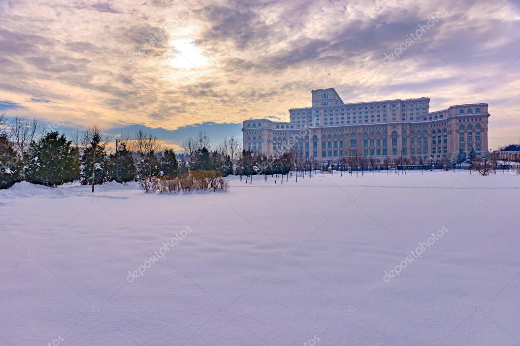 Gran edificio del Palacio del Parlamento también conocido como Casa del