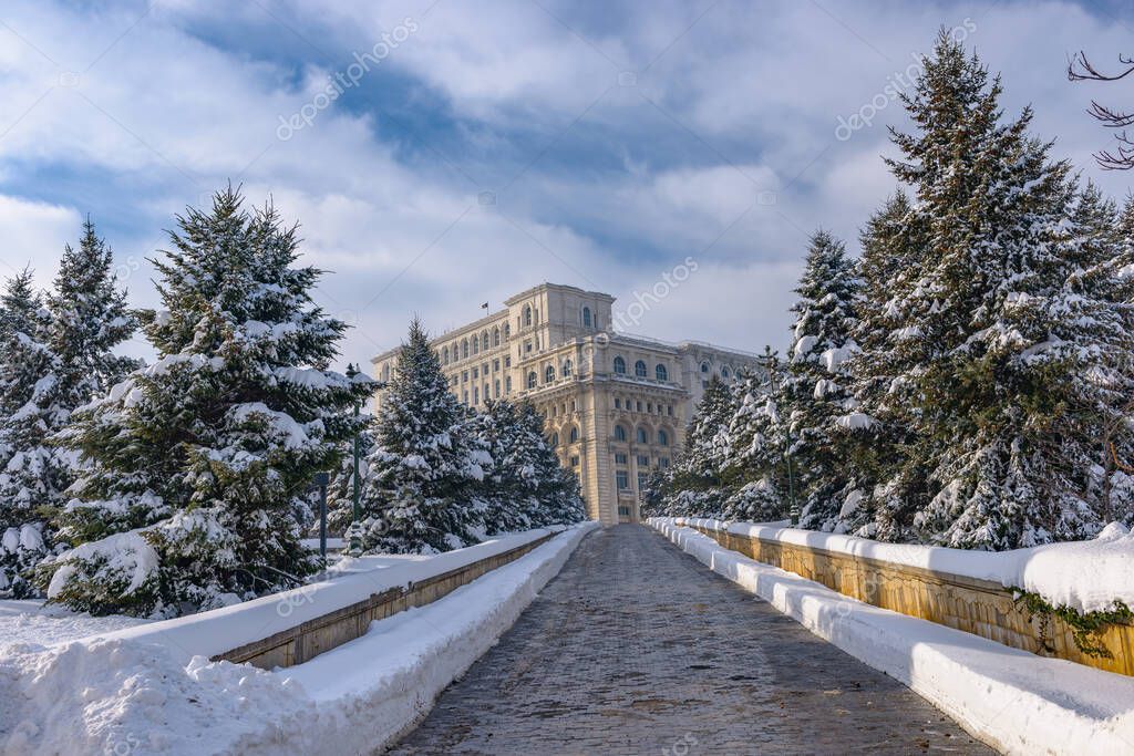Gran edificio del Palacio del Parlamento también conocido como Casa del