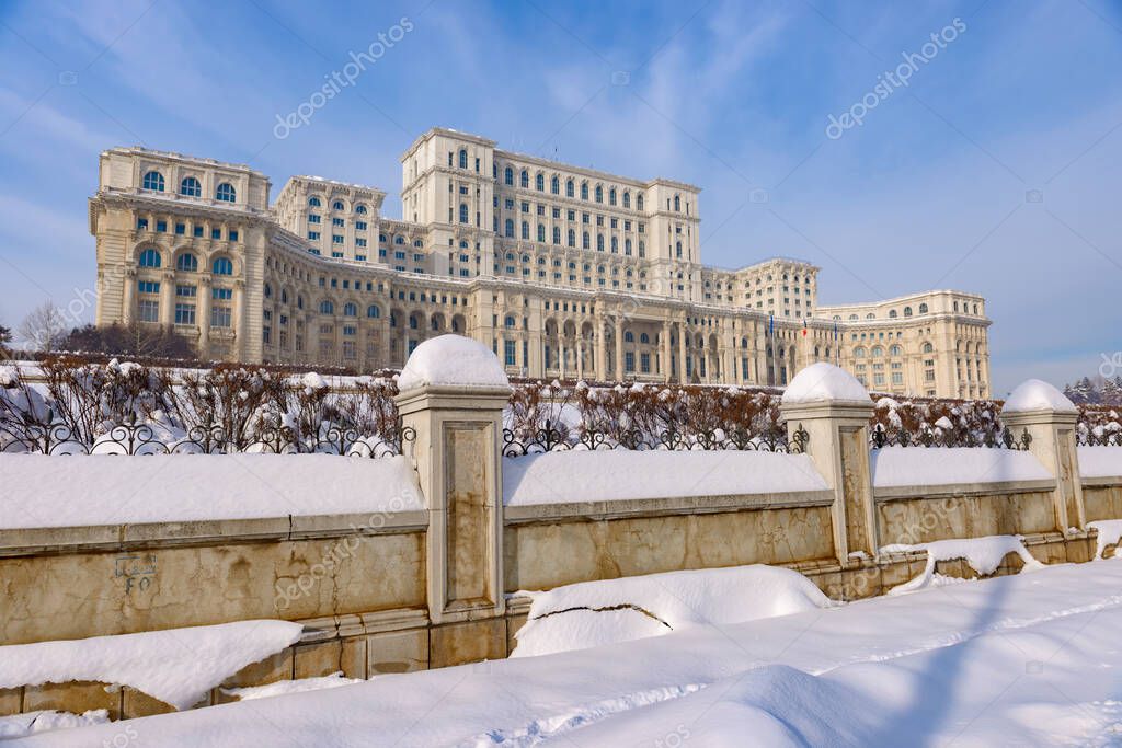 Gran edificio del Palacio del Parlamento también conocido como Casa del