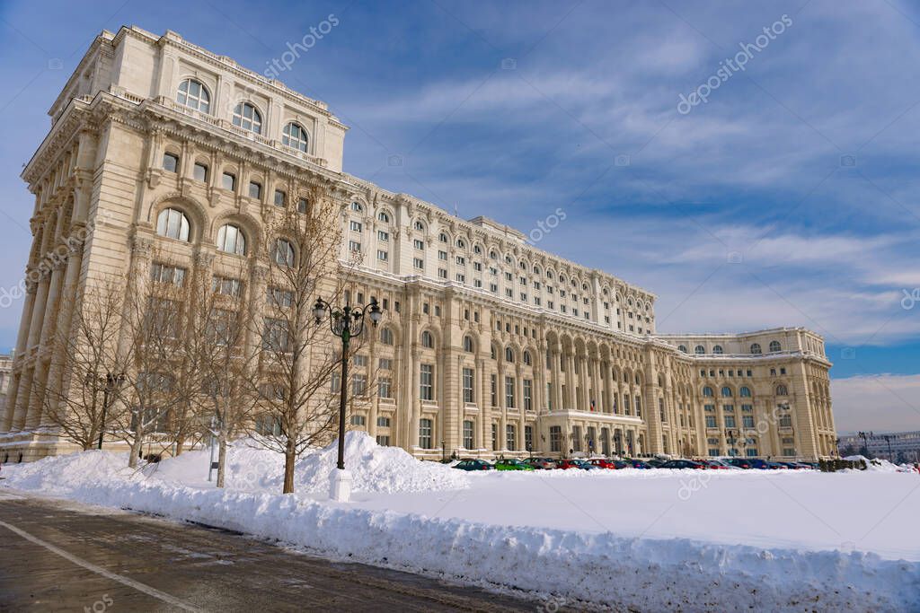 Gran edificio del Palacio del Parlamento también conocido como Casa del
