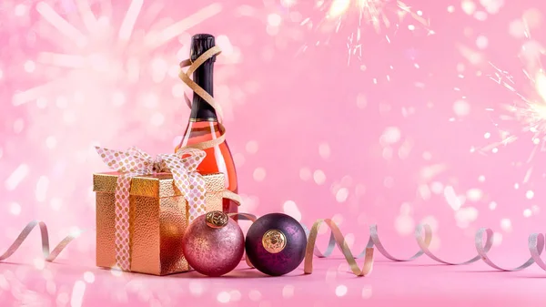 Feliz Navidad Feliz Año Nuevo Regalo Caja Dorada Champán Rosa —  Fotos de Stock