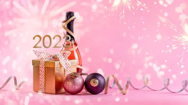 Vrolijk Kerstfeest Gelukkig Nieuwjaar 2023 Cadeau Een Gouden Doos Roze — Stockfoto