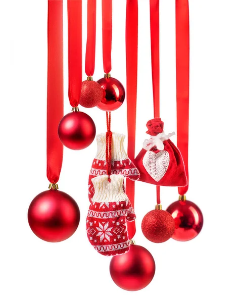 メリークリスマスとハッピーニューイヤー 赤は飾り ギフト付きの赤いバッグ 白い背景のリボンの赤いクリスマスボールでミトンします — ストック写真
