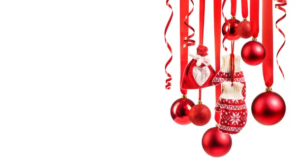 圣诞快乐 新年快乐 红色的手套和装饰品 红色的袋子和礼物 红色的圣诞彩带 白色的背景 隔离的 — 图库照片