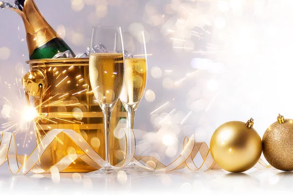 God Jul Och Nyårshälsningar Två Champagne Flöjter Gyllene Champagne Hink — Stockfoto