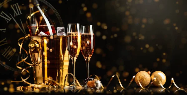 Feliz Año Nuevo Cubo Dorado Con Champán Dos Copas Una —  Fotos de Stock