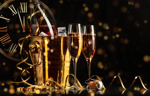 Feliz Año Nuevo Cubo Oro Con Champán Dos Copas Una —  Fotos de Stock