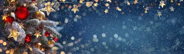 青い夜のバーベキューとクリスマスツリー 抽象的な背景に光沢があり 焦点を当てた照明や雪の結晶を持つモミの枝の装飾 — ストック写真