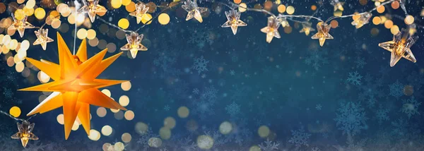 Gele Glanzende Ster Kerstslingers Een Blauwe Abstracte Achtergrond Met Bokeh — Stockfoto