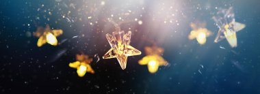 Noel sıcacık altın renkli çelenk ışıkları koyu arkaplanlı ve parıltılı