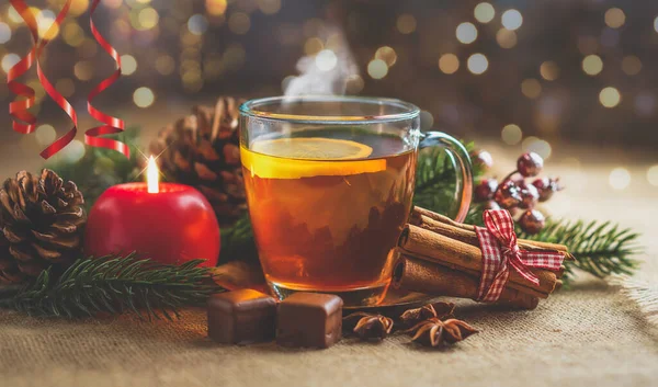 Herbata Cytrynowa Szklanym Kubku Tle Bożego Narodzenia — Zdjęcie stockowe