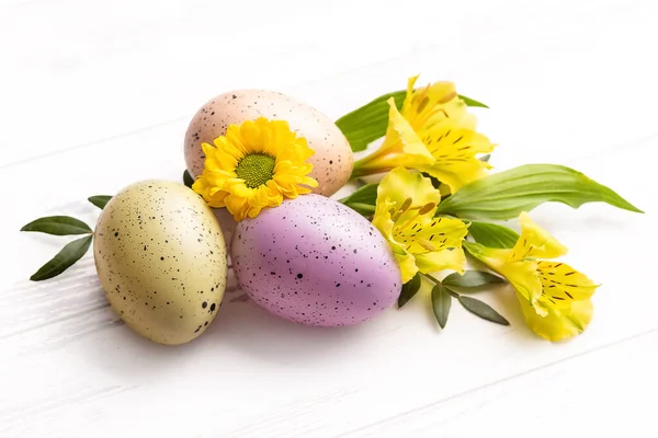 Великоднем Три Барвисті Яйця Весняно Жовті Квіти Ізольовані — стокове фото