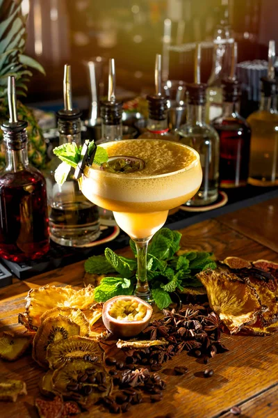 Alkoholischer Cocktail Eierlikör Glas Und Zutaten Für Cocktails Auf Der — Stockfoto