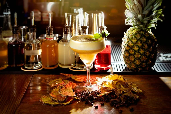 Cocktail Alcolico Liquore All Uovo Bicchiere Ingredienti Cocktail Sul Bancone — Foto Stock