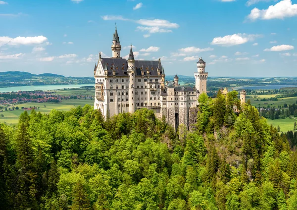ドイツのバイエルン州にあるノイシュヴァンシュタイン城 夏の城と谷の眺め — ストック写真