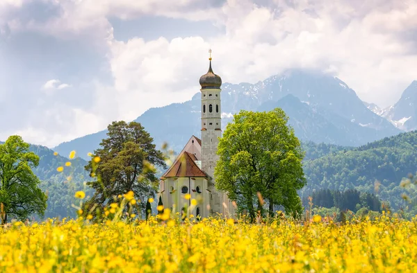 Kościół Katolicki Bawarii Coloman Widok Tle Gór Alpejskich — Zdjęcie stockowe