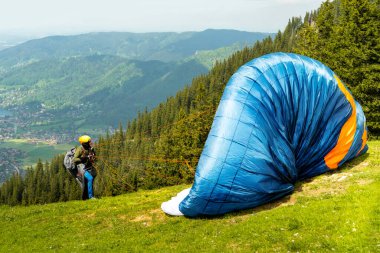 Arka planda Tegernsee ile Wallberg Dağı 'nda paraglider. Bavyera, Almanya