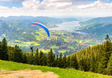 Arka planda Tegernsee ile Wallberg Dağı 'nda paraglider. Bavyera, Almanya