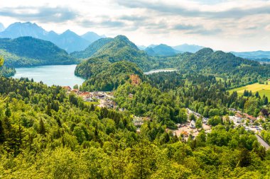 Schloss Hohenschwangau, dağlar ve göl manzarası. Panorama