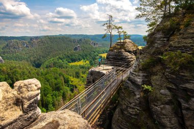Sakson İsviçre, Bastei. Antik kalenin kayaları arasında demir turist köprüsü