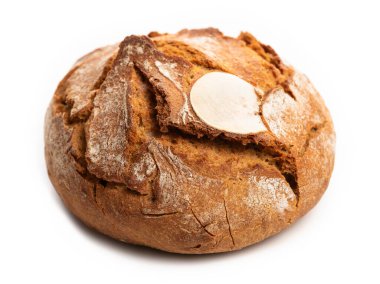 Çatlamış kabuklu yuvarlak siyah ekmek. Beyaz arkaplan üzerindeki bant yalıtılıyor