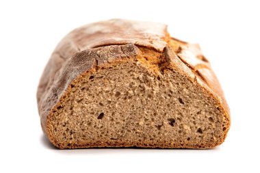 Koyu oval biçimli ekmek, kabuğunda yarıklar var.